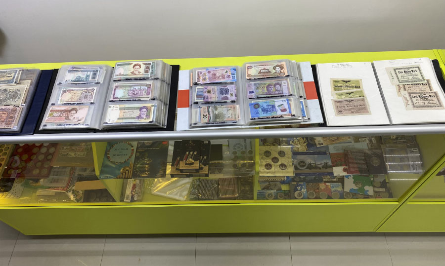 Торговый центр в Ялте - банкноты